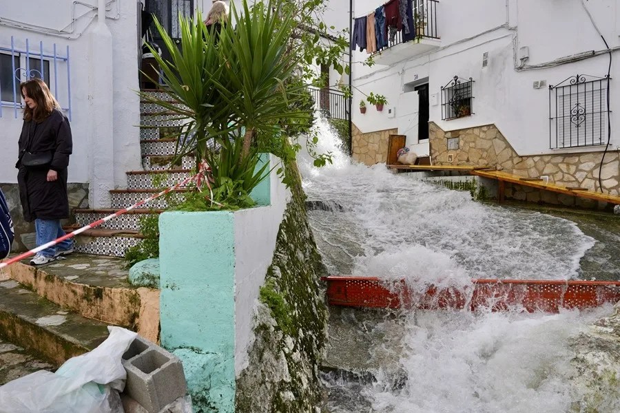 Las calles del casco antiguo de la localidad gaditana de Ubrique siguen anegadas este domingo tras el paso de las borrascas.
