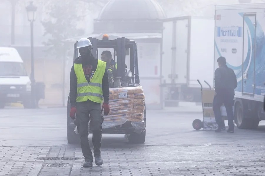 Obreros de la construcción trabajan en una calle