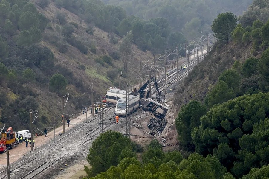 Restos del Alvia siniestrado en la colisión con un Iryo