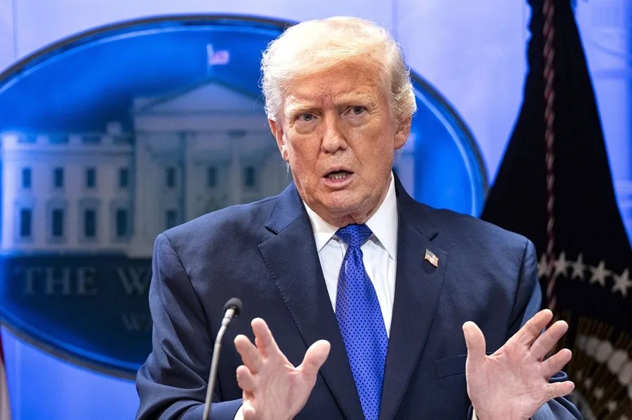 Trump dice que subirá el nuevo arancel global a un 15 %