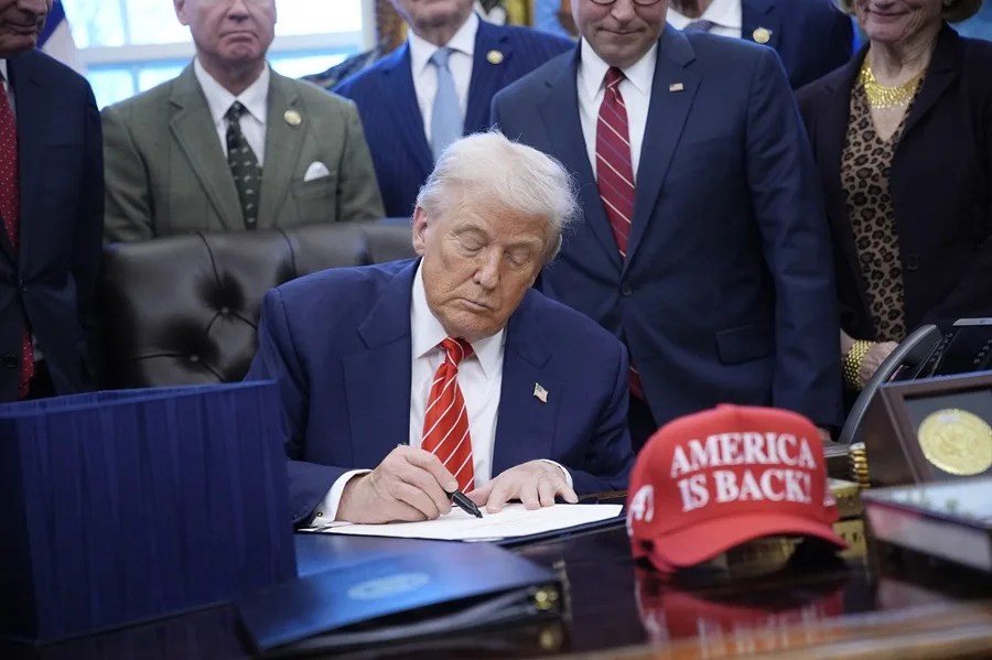 Trump firma la ley presupuestaria para reabrir el Gobierno de EE.UU.