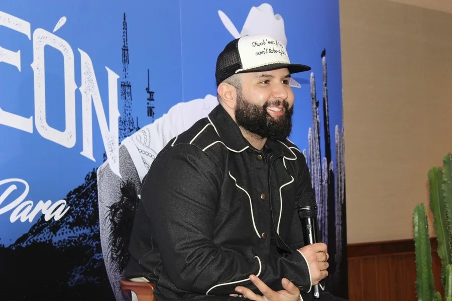 El cantautor mexicano Carín León habla durante una entrevista con EFE este martes, en Miami Florida (EE.UU.). EFE/ Pedro Pablo Cortés