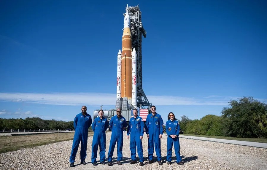Fotografía cedida por la NASA que muestra, de izquierda a derecha, a los integrantes de la tripulación de reserva y los astronautas principales de la misiónArtemis II posando para una foto frente al cohete del Sistema de Lanzamiento Espacial (SLS) y la nave espacial Orión. EFE/Joel Kowsky/NASA