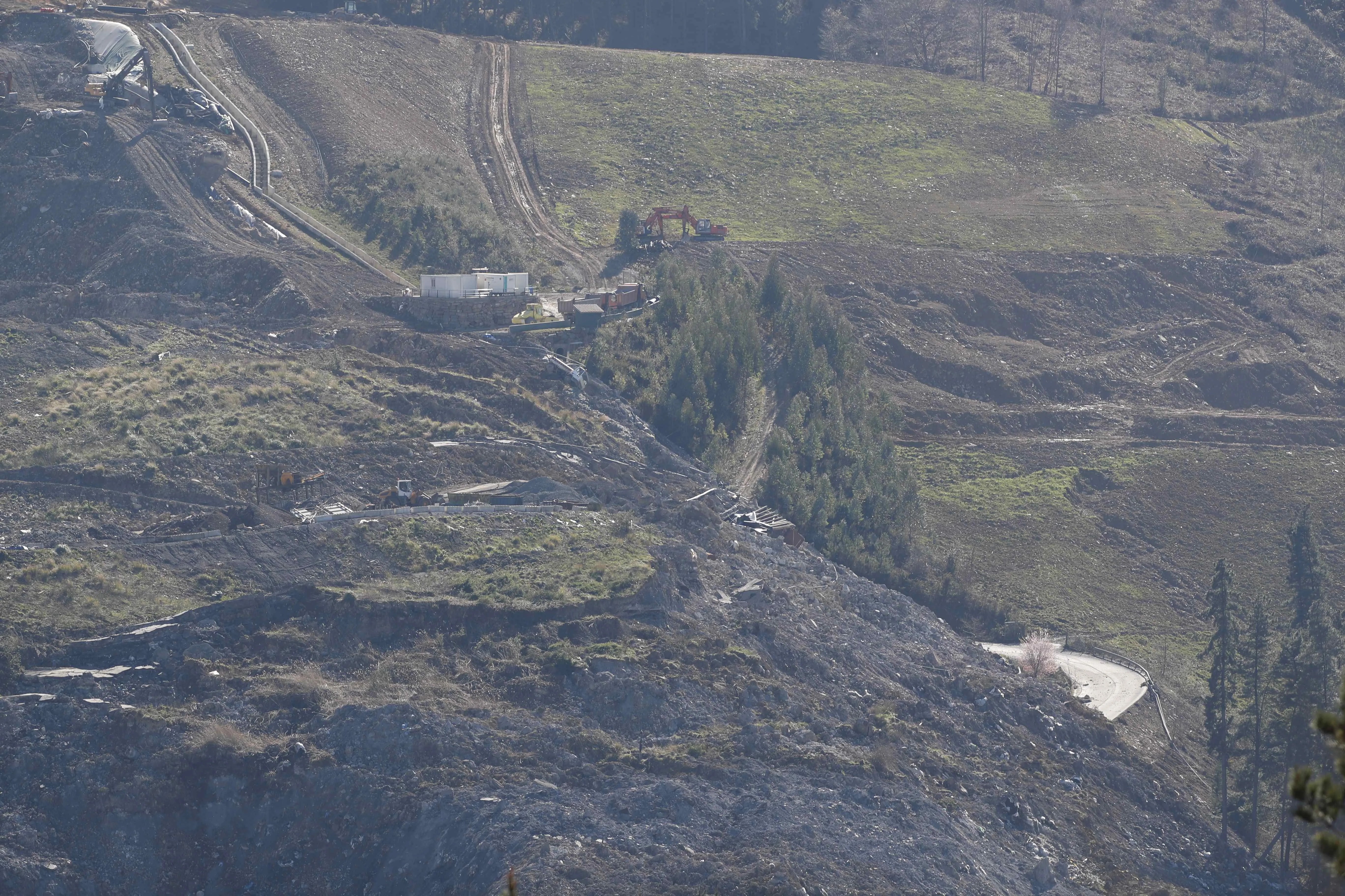 Imagen de archivo del vertedero de Zaldibar, Bizkaia, donde se aprecia una carretera secundaria tapada por el derrumbe de la escombrera hace seis años. EFE/Luis Tejido.