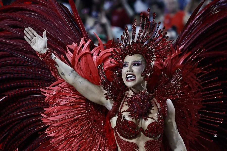La novia de Vinicius debuta como reina en el carnaval de Río de Janeiro