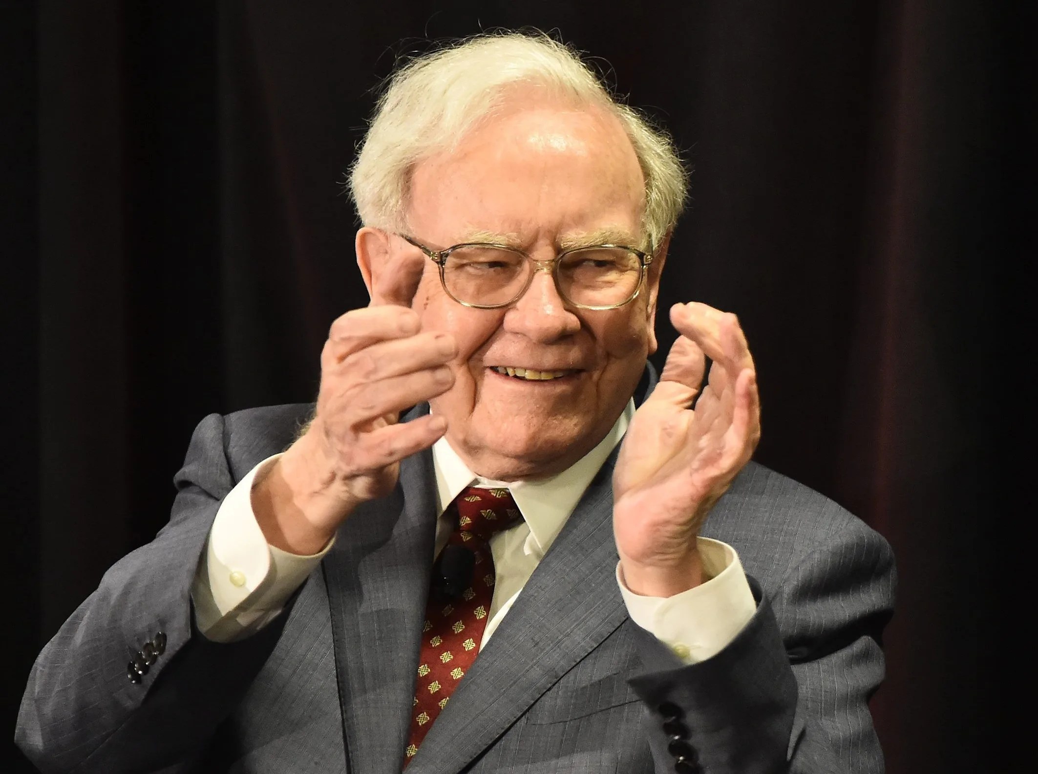 Warren Buffett reduce su peso en Apple y Amazon y entra en NYT en su despedida como CEO de Berkshire Hathaway