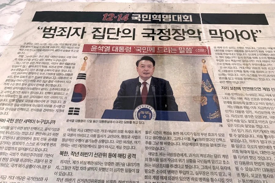 Fotografía que muestra un periódico con la imagen del expresidente Yoon Suk-yeol