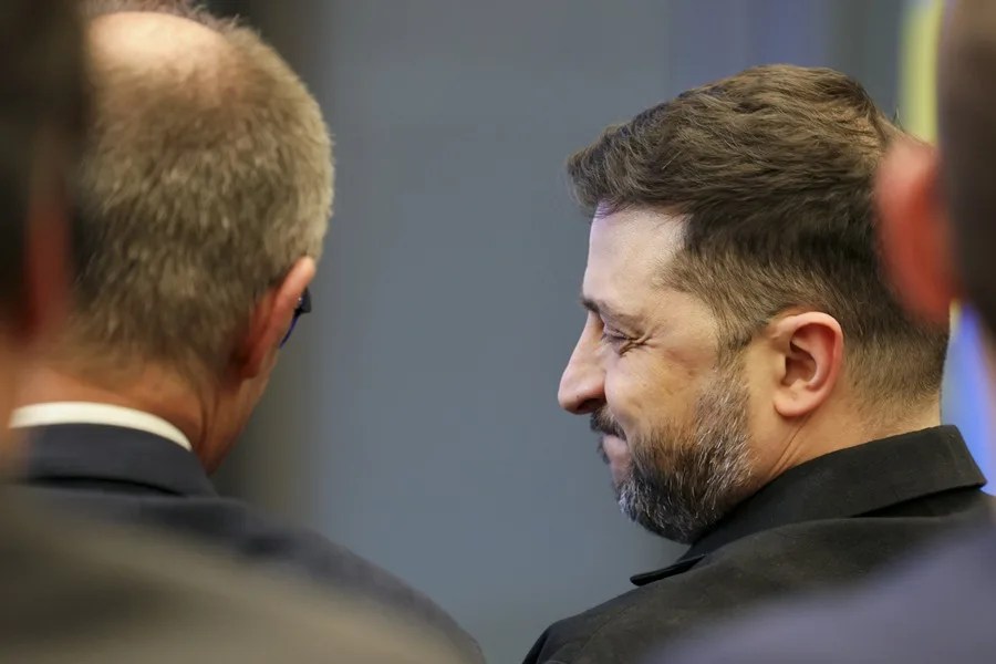 El presidente ucraniano, Volodímir Zelenski (d.)