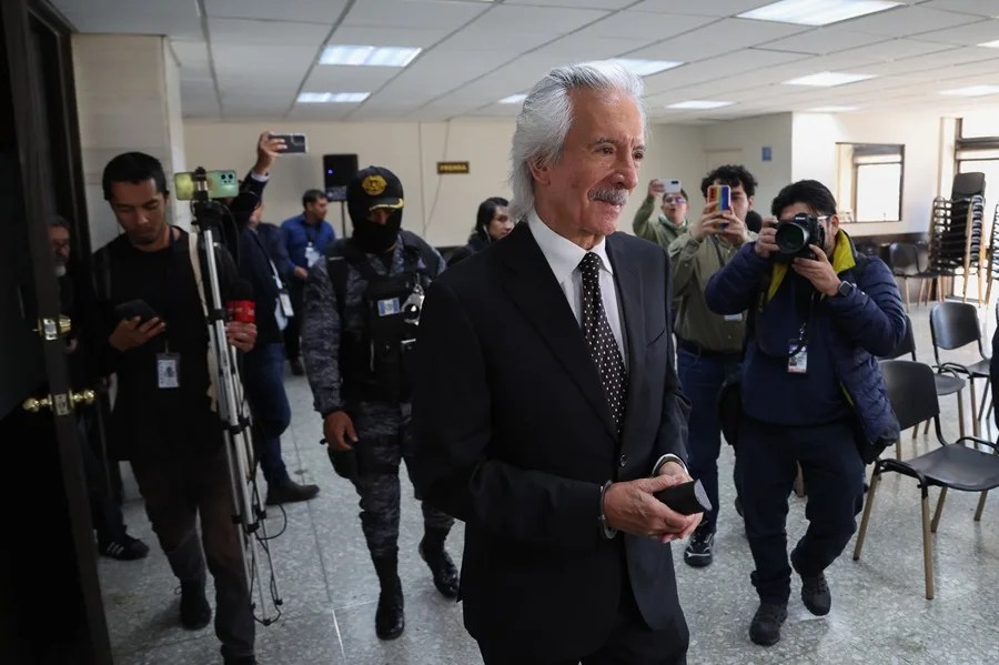 El periodista José Rubén Zamora sale de la prisión tras recibir el arresto domiciliario