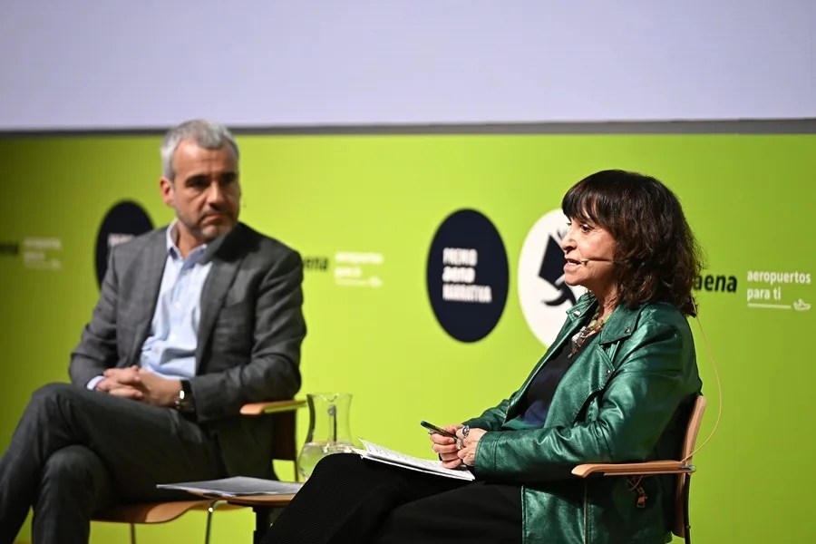 La escritora Rosa Montero y el presidente de AENA, Maurici Lucena, participan la presentación oficial del premio.