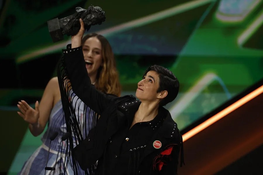 La actriz Alba Flores tras recibir el Goya a mejor canción original por ´Flores para Antonio´,