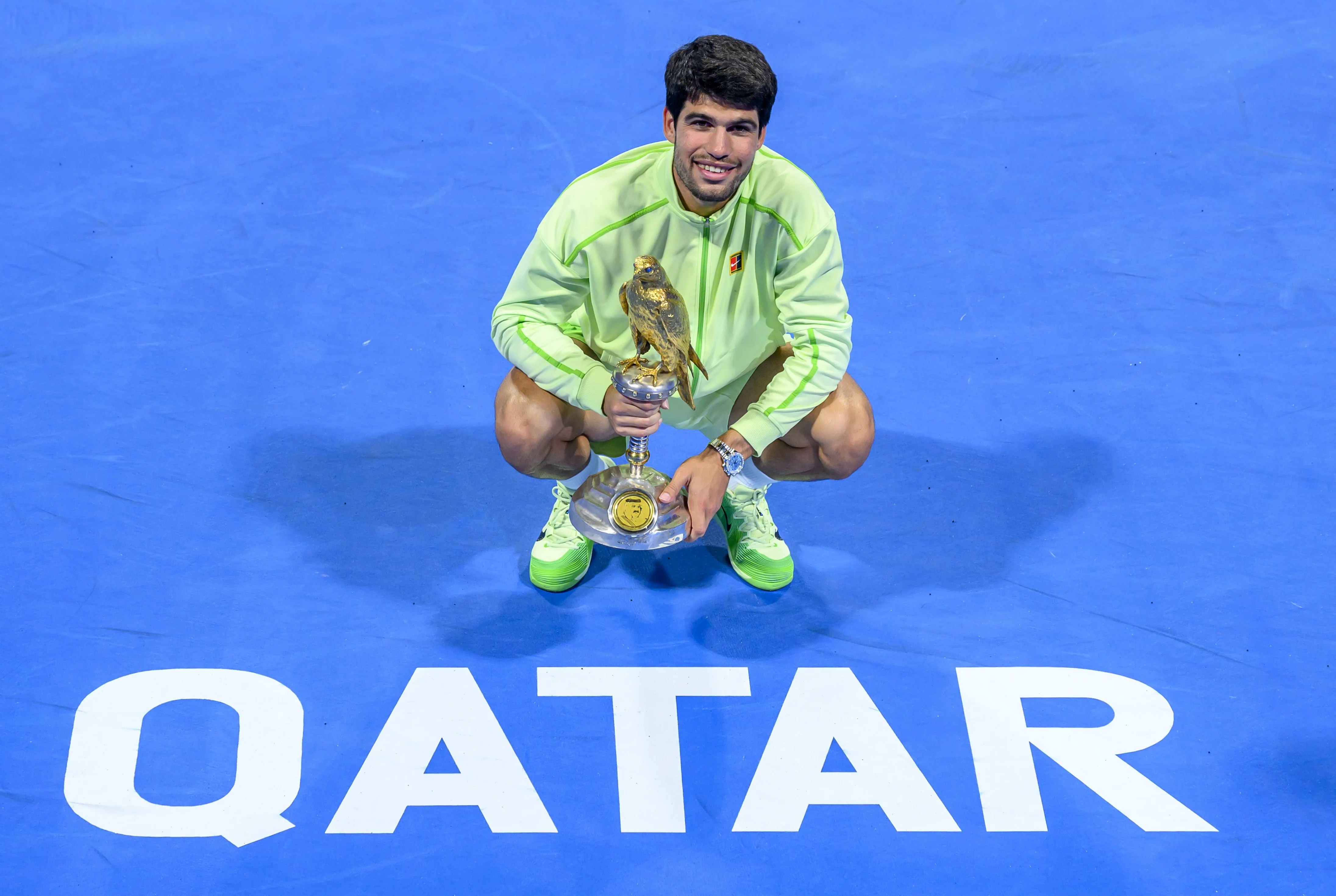 El tenista español Carlos Alcaraz con el trofeo tras ganar la final al francés Arthur Fils en Qatar.