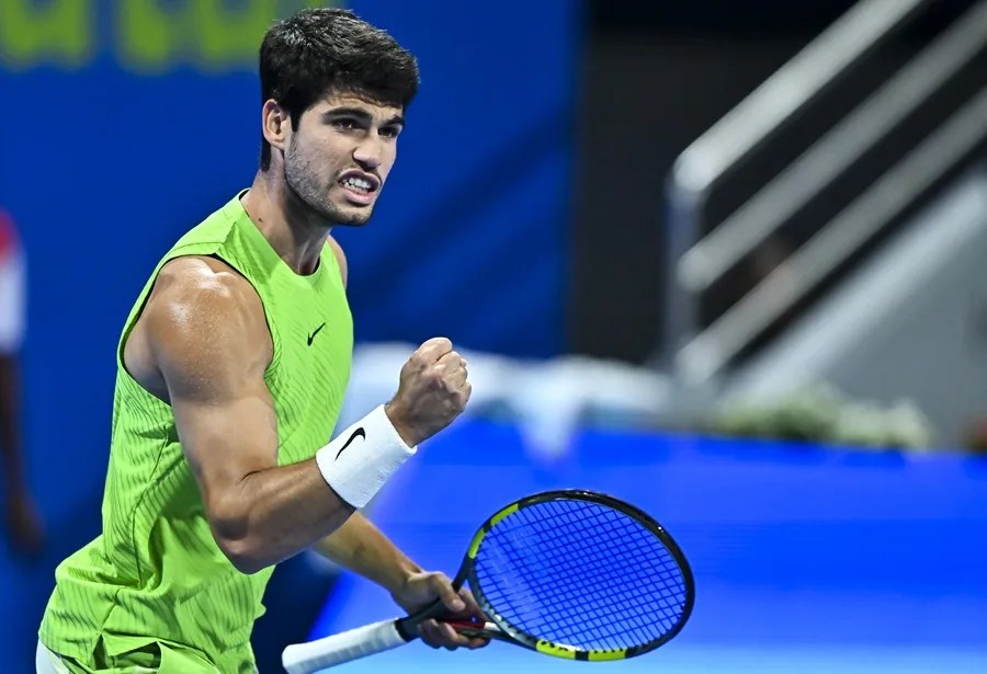 El tenista español Carlos Alcaraz durante el partido de semifinal contra el ruso Andrey Rublev.