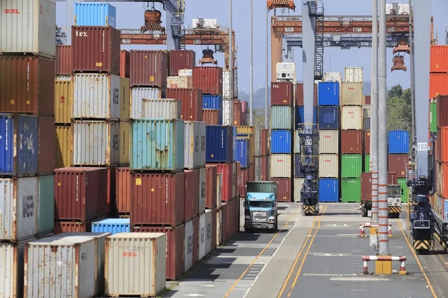 Contenedores en un puerto