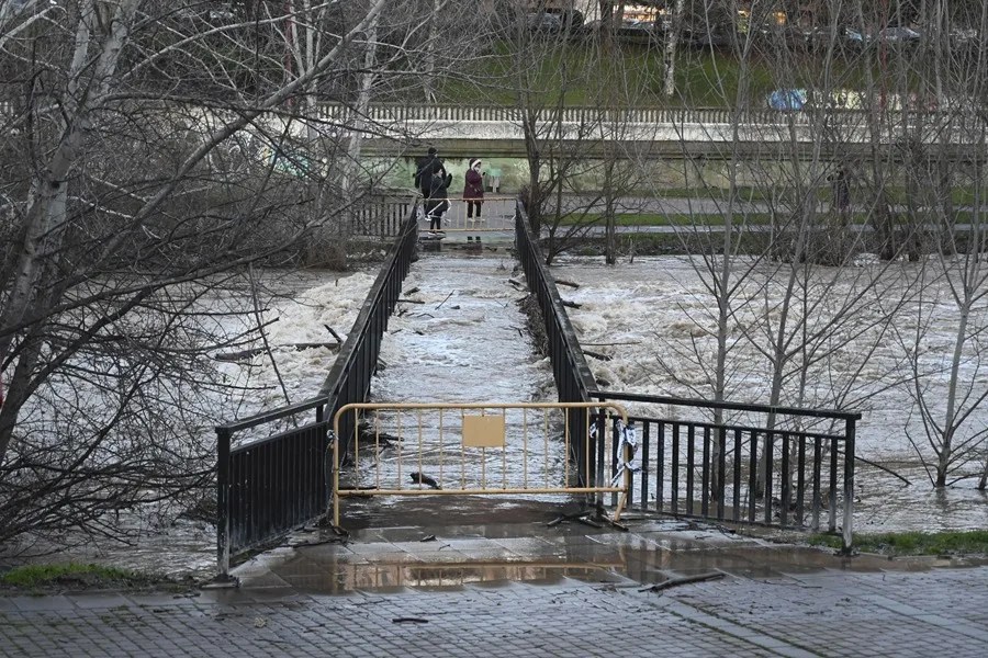 El río Bernesga ha superado los tres metros de altura