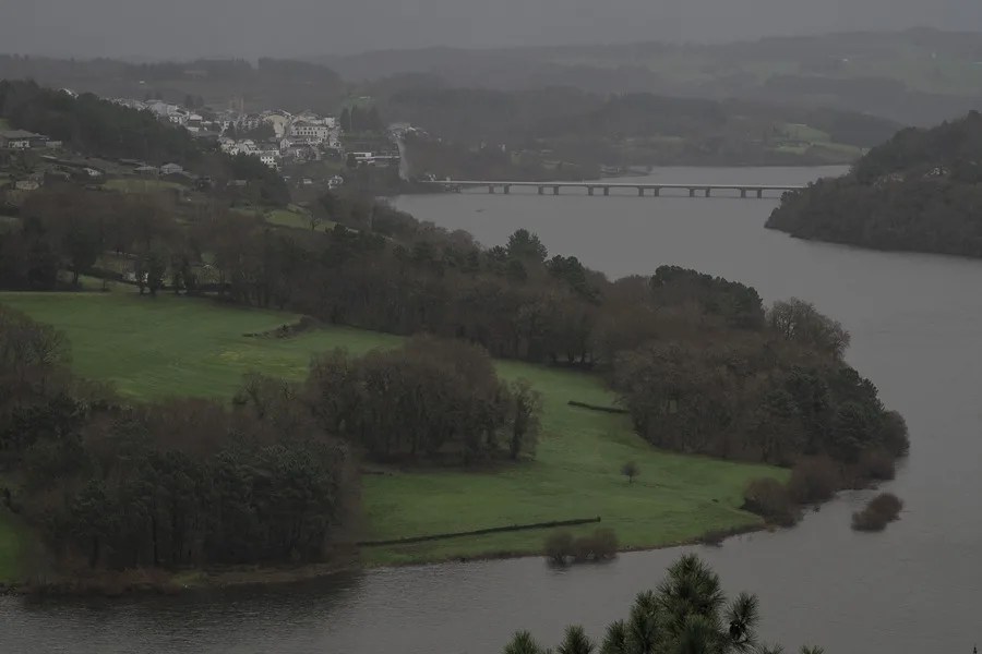 El río Miño en el embalse de Belesar en Portomarin, Lugo.