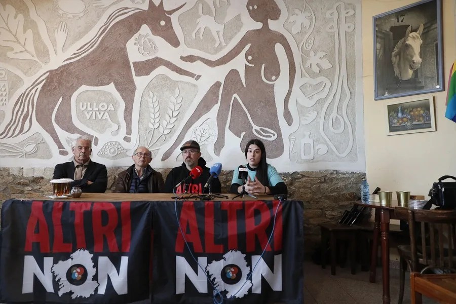 El presidente de la plataforma Ulloa Viva, Juan Pedro Sánchez (2d), ofrece una rueda de prensa para valorar la situación legal tras el anuncio del archivo del proyecto de Altri.