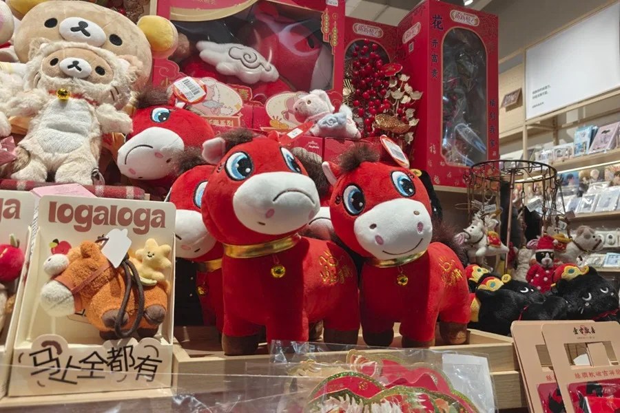 Caballos de peluche cuya boca se cosió al revés, transformando una sonrisa en un gesto compungido.
