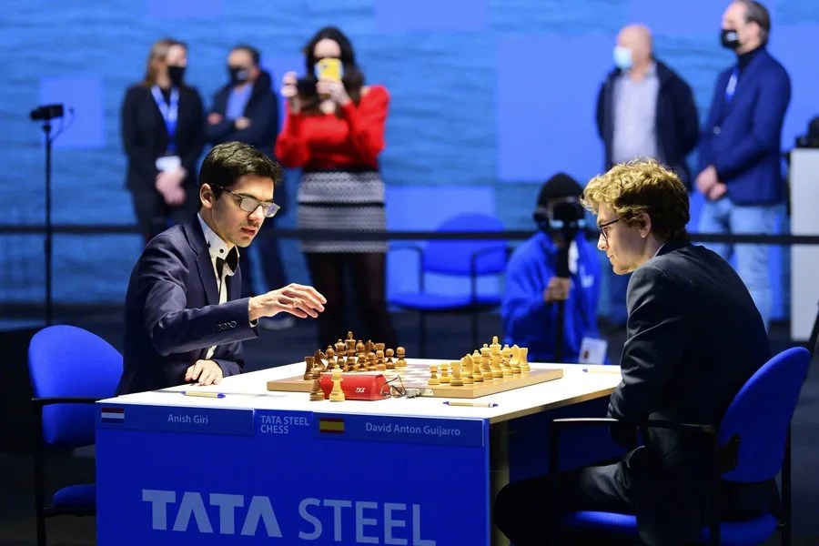Anish Giri (i) y David Anton