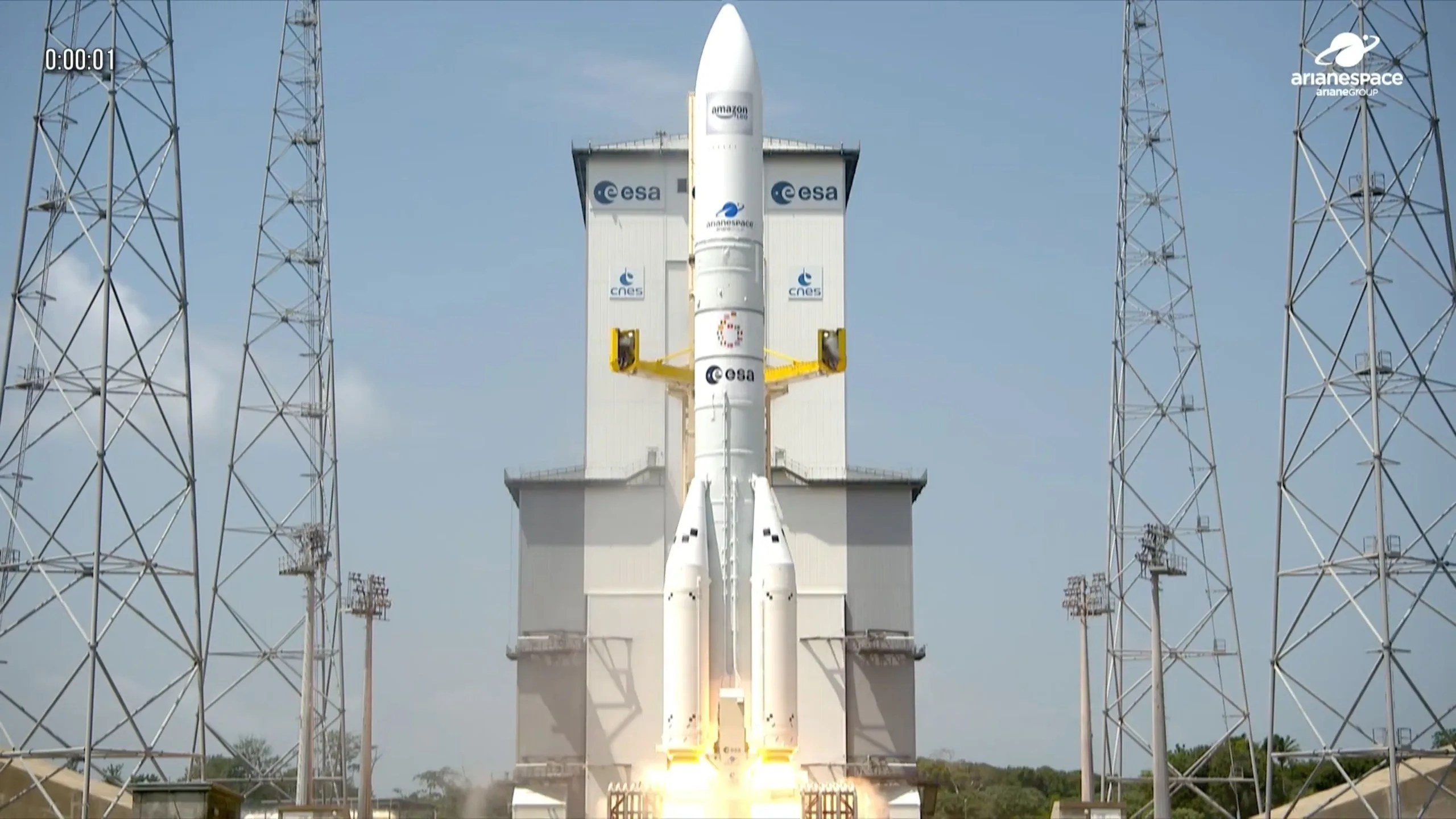 Despegue por primera vez de la versión más potente del cohete europeo Ariane 6, con 32 satélites de comunicaciones a bordo.