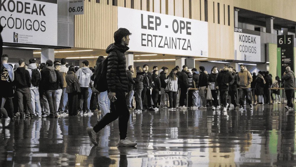 Aspirantes de la OPE de la 35ª promoción de la Ertzaintza, antes de entrar a la primera prueba, este sábado en el BEC de Barakaldo (Bizkaia)