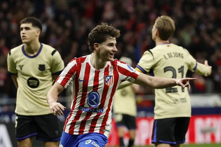 El delantero del Atlético de Madrid Julián Álvarez celebra su gol, cuarto del equipo rojiblanco.