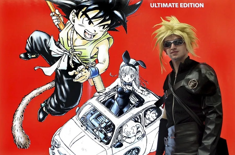 Un fan del cómic "Dragon Ball" posa junto al protagonista de esta serie de culto