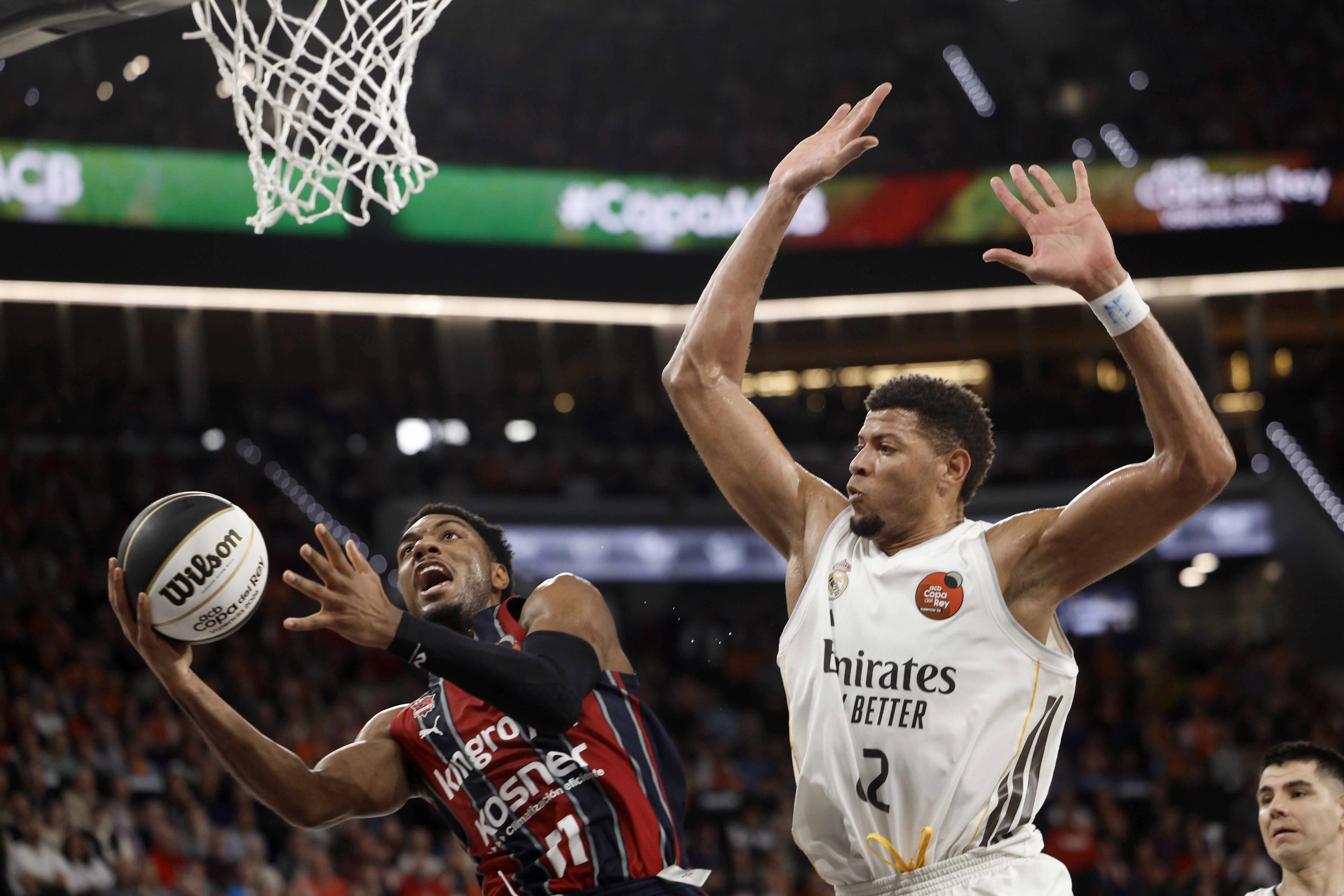 El base del Baskonia Trent Forrest (i) entra a canasta ante el pívot del Real Madrid Edy Tavares (d) durante la final de la Copa del Rey.