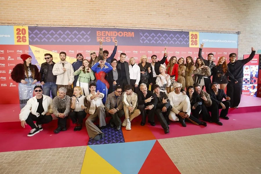 Vista general de la rueda de prensa de los 18 participantes de Benidorm Fest