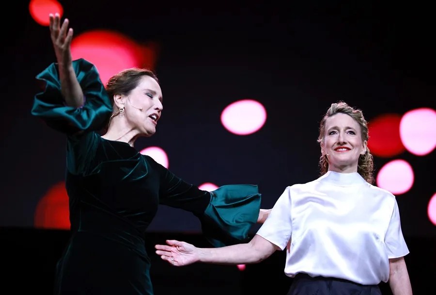 La presentadora Desiree Nosbusch (izq.) en el escenario con la directora del Festival de la Berlinale, Tricia Tuttle, durante la ceremonia de clausura del 76.º Festival Internacional de Cine de Berlín