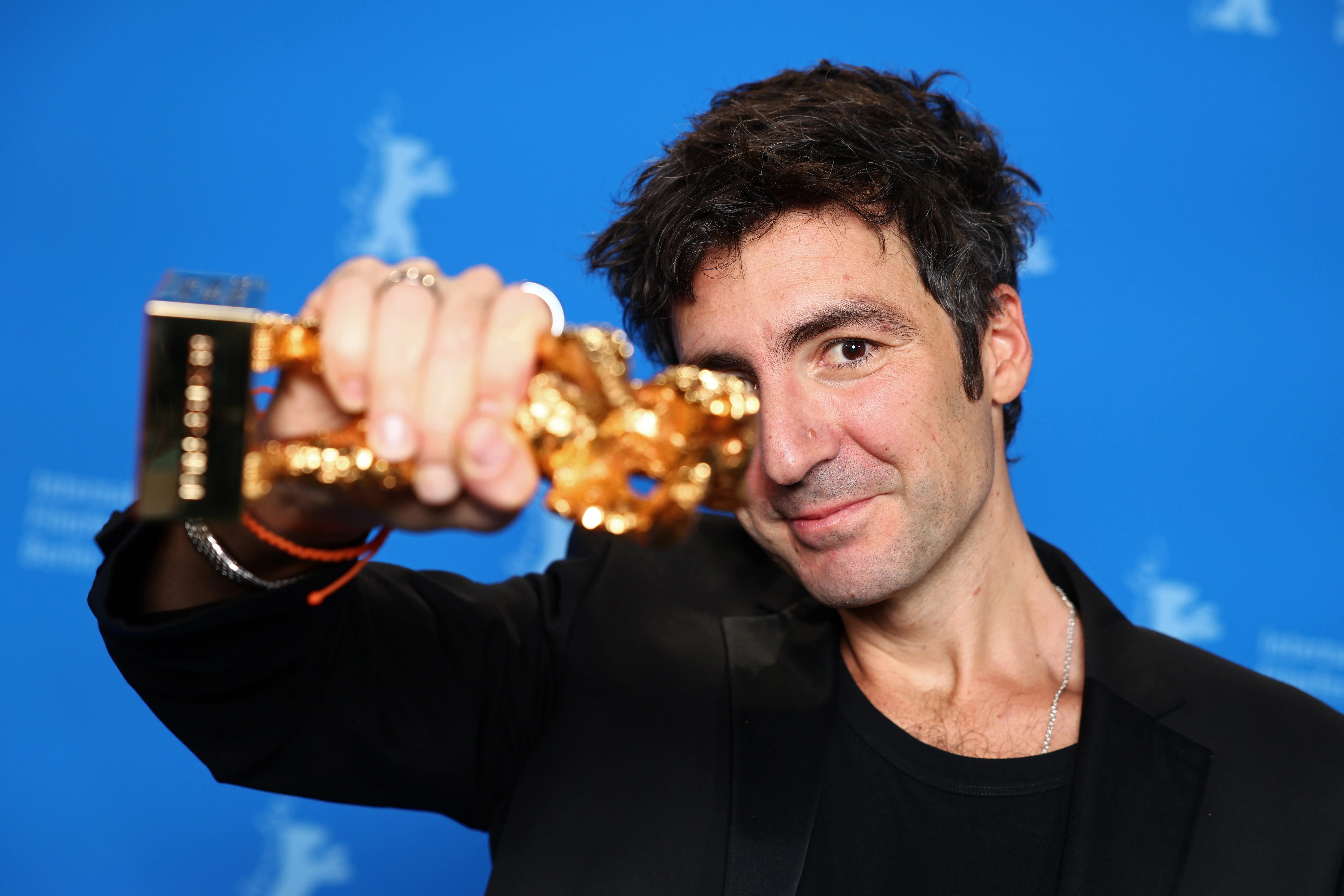 Ilker Çatak posa con el Oso de Oro a la Mejor Película por "Gelbe Briefe (Letras Amarillas)" entre bastidores durante la ceremonia de entrega de premios de la 76.ª edición del Festival Internacional de Cine de Berlín