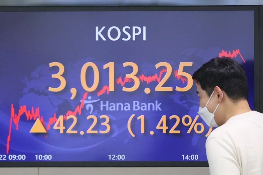 Un panel electrónico en la sala de operaciones del Banco Hana en Seúl