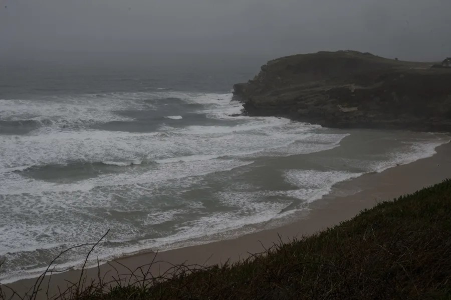 Vista del oleaje, desde la localidad cántabra de Suances