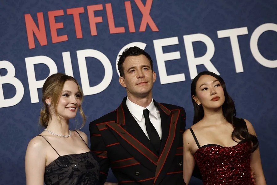 Los actores Luke Thompson (c), Yerin Ha (d) y Claudia Jessie a su llegada el estreno de la segunda parte de la cuarta temporada de la serie Los Bridgerton