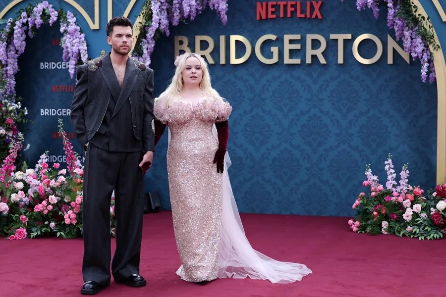 El actor británico Luke Newton (izq.) y la actriz irlandesa Nicola Coughlan