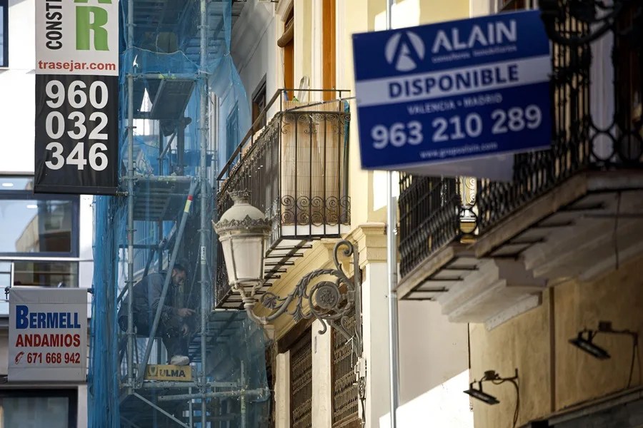 En la imagen un albañil trabaja desde un andamio en la rehabilitación de un edificio de Valencia.
