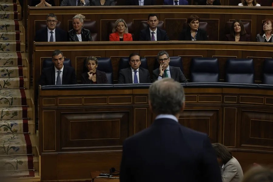 El presidente del Gobierno, Pedro Sánchez, escucha una intervención del líder del Partido Popular, Alberto Núñez-Feijóo.