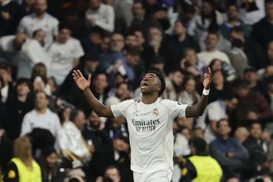El delantero del Real Madrid Vinicius Junior celebra tras marcar el segundo gol ante el Benfica
