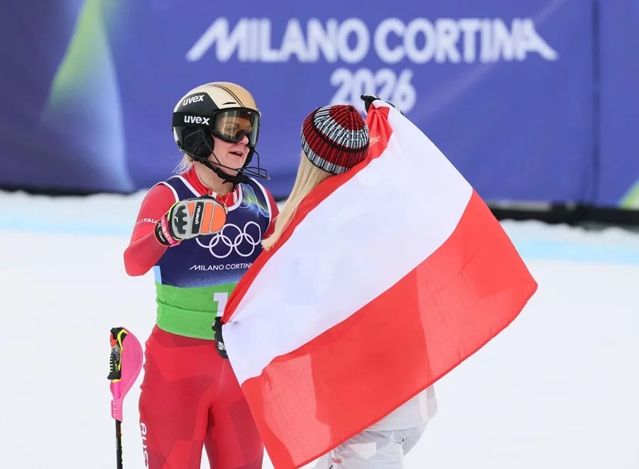 Katharina Truppe de Austria observa en la zona de meta durante el eslalon de la combinada femenina por equipos