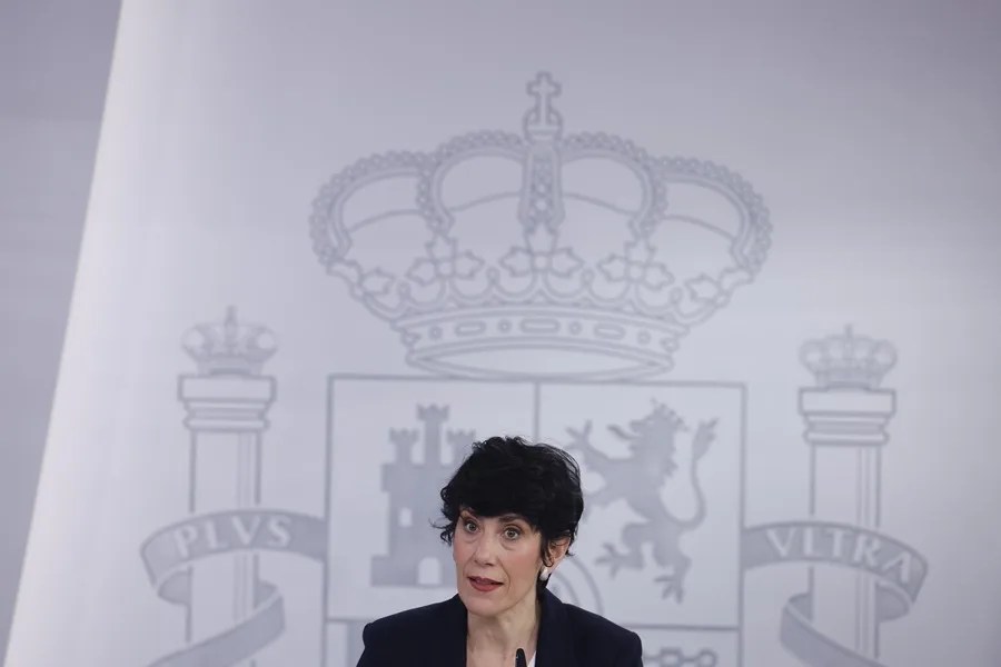 La portavoz del Gobierno y ministra de Inclusión, Seguridad Social y Migraciones, Elma Saiz (c)