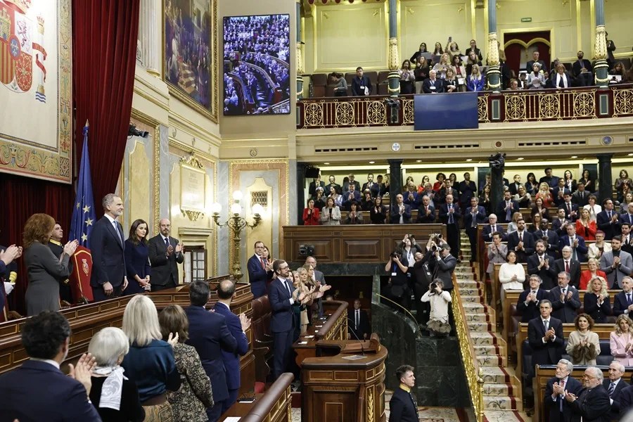 Los reyes de España, Felipe VI y Letizia, son recibidos con aplausos a su llegada al acto institucional que conmemora la Constitución de 1978