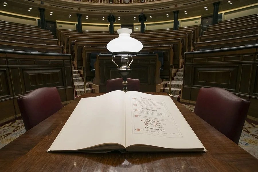 Un ejemplar de la Constitución española