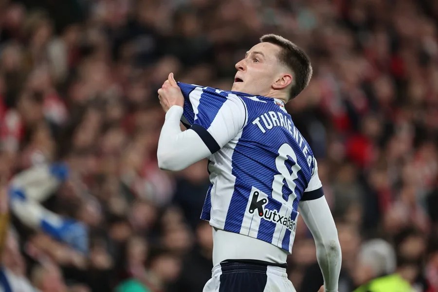 El centrocampista de la Real Sociedad, Benat Turrientes, celebra