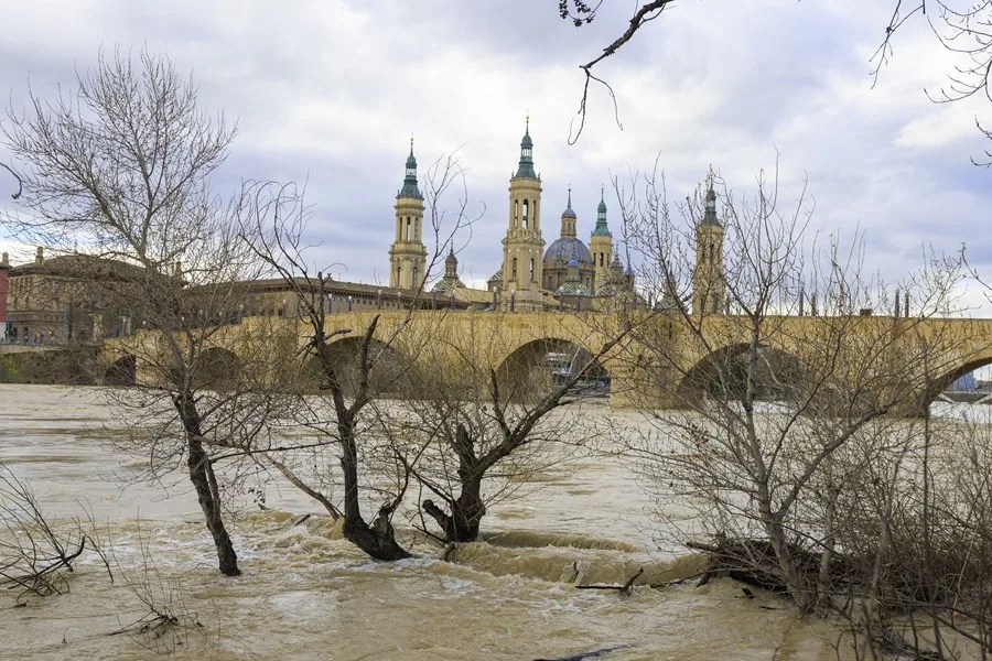 Vista de la crecida del río Ebro, este martes a su paso por Zaragoza.