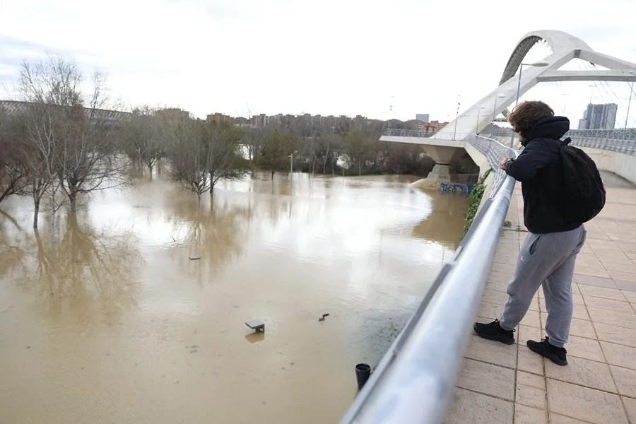 Vista de la crecida del río Ebro, este martes a su paso por Zaragoza