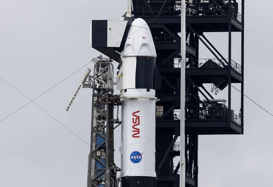 La nave espacial SpaceX Dragon, a bordo de un cohete Falcon 9 Bloque 5, que transporta la misión Crew 12 de la NASA