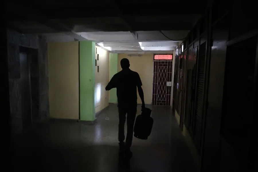 Una persona camina al interior de un edificio durante un apagón, en La Habana (Cuba).