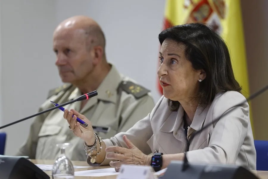 La ministra de Defensa, Margarita Robles (d), y el Comandante del Mando de Operaciones, José Antonio Agüero (i),