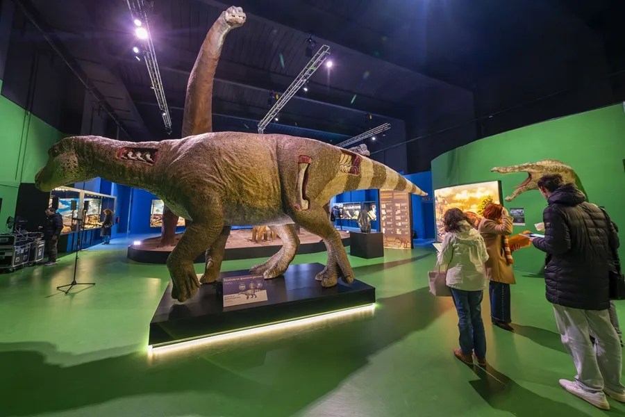 Dinópolis reabrirá su sede Legendark en Galve tras una renovación integral del espacio expositivo, financiada con cargo al Fondo de Inversiones de Teruel (FITE).