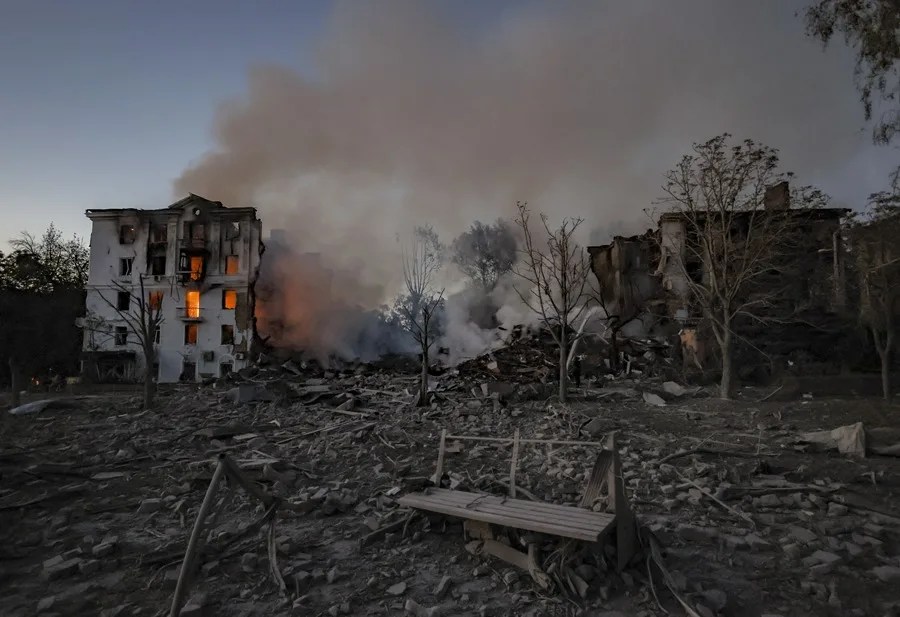 Un incendio arde en el lugar de un ataque ruso contra un edificio residencial de cinco plantas en Kramatorsk, región de Donetsk